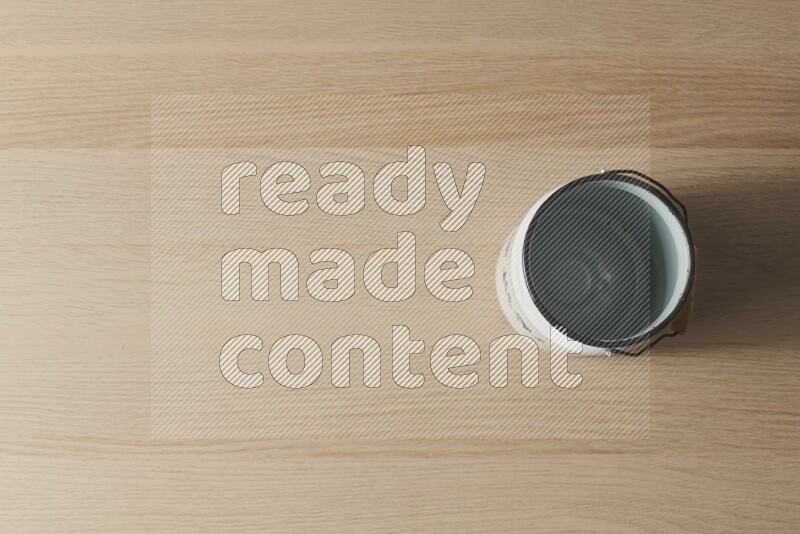 علبة حليب عتيقة على خلفية خشبية فاتحة