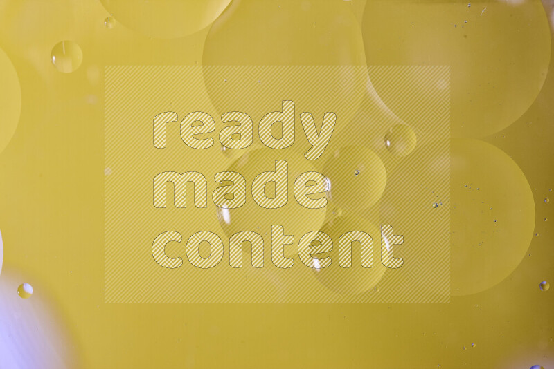 لقطات مقربة لفقاعات من الزيت على سطح الماء باللون الأصفر