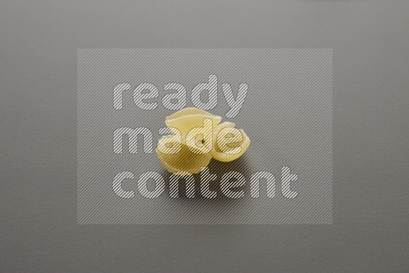 معكرونة ودعة علي خلفية رمادية