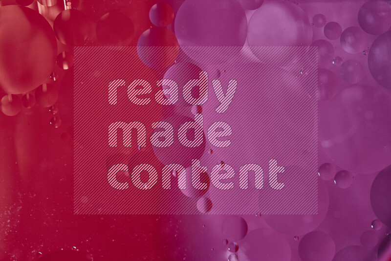 لقطات مقربة لفقاعات من الزيت على سطح الماء باللون الأحمر والوردي