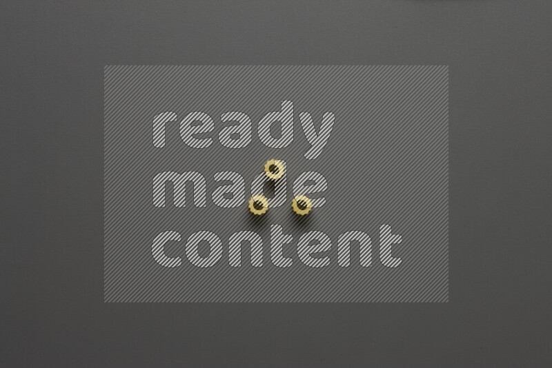 معكرونة مرمرية علي خلفية رمادية