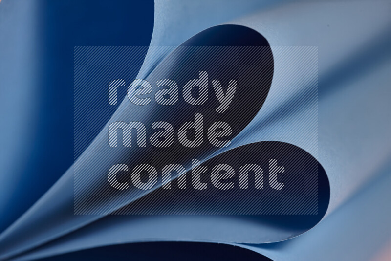 فن تجريدي يعرض المنحنيات المرتبة للأوراق باللون الأزرق