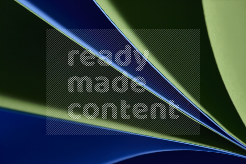 فن تجريدي يعرض المنحنيات المرتبة للأوراق باللون الأزرق والأخضر