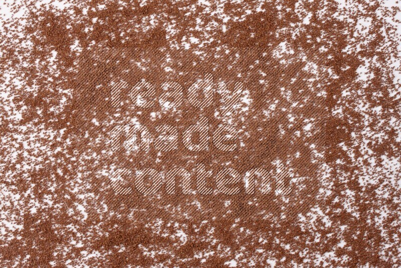 بذور حب الرشاد متناثرة علي خلفية بيضاء