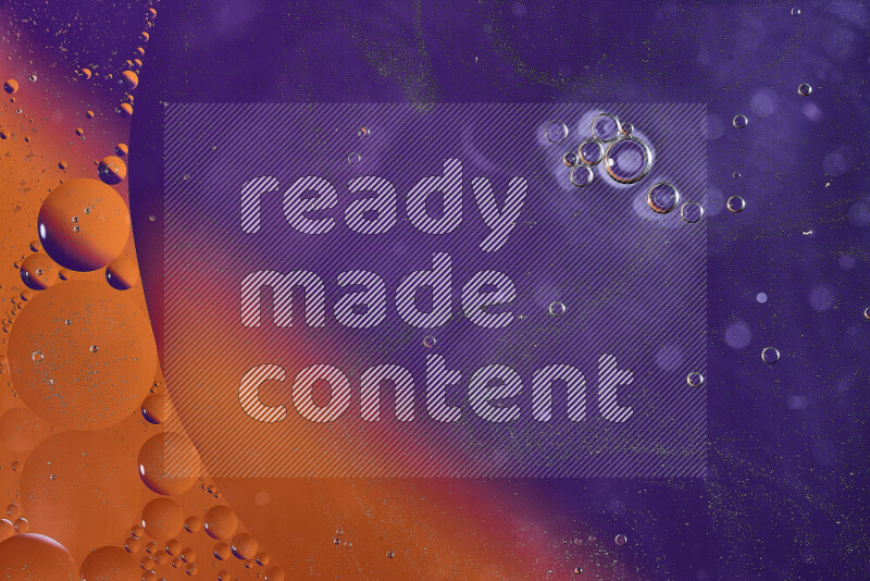 لقطات مقربة لفقاعات من الزيت على سطح الماء باللون البرتقالي والأرجواني