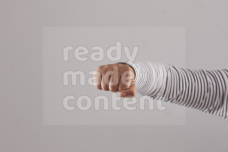 امرأة تشير بيديها بلغة الإشارات المختلفة