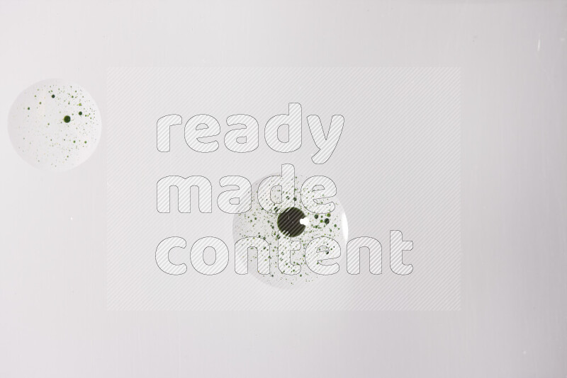 لقطات مقربة لقطرات من اللون الأخضر على الخلفية