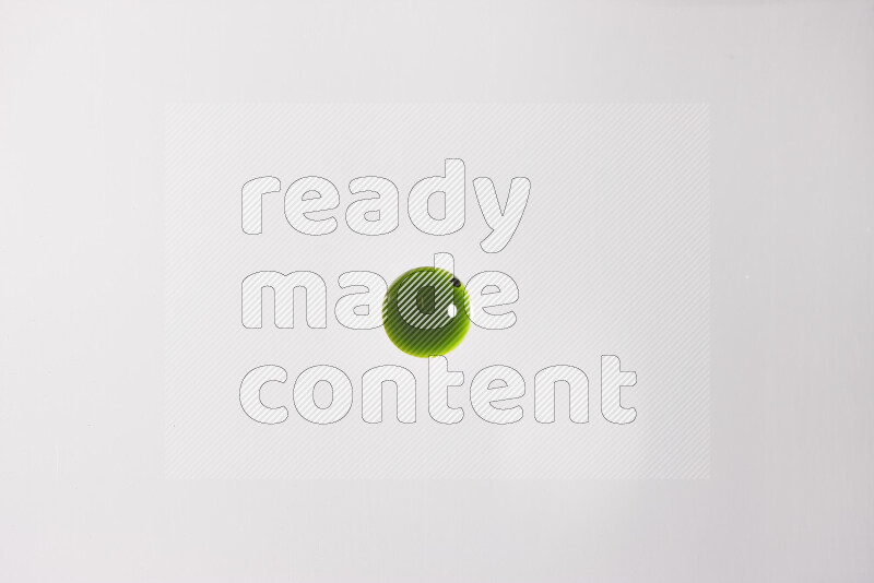 لقطات مقربة لقطرات من اللون الأخضر على الخلفية