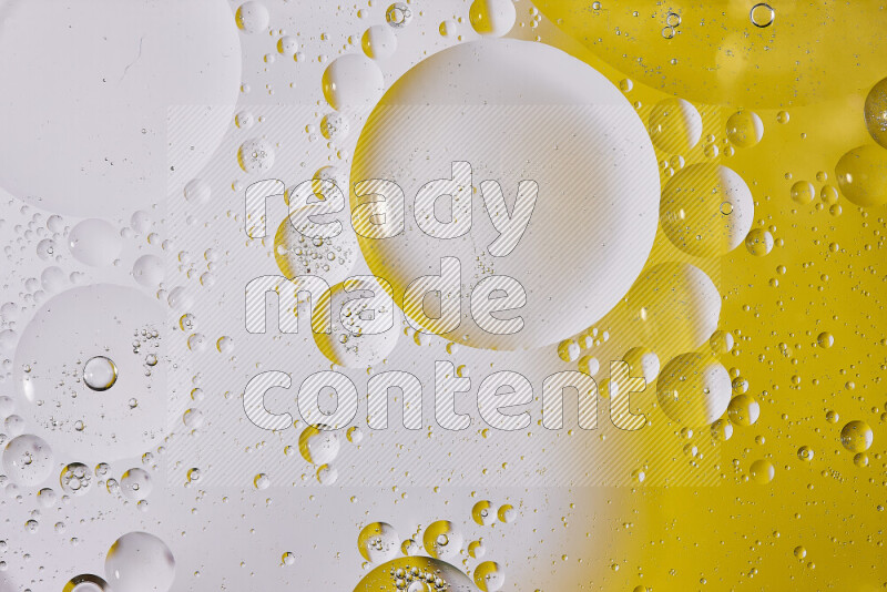 لقطات مقربة لفقاعات من الزيت على سطح الماء باللون الأبيض والأصفر