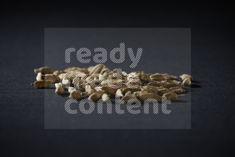 حبوب الهيل علي خلفية سوداء