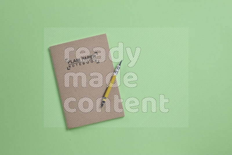 دفتر ملاحظات مع مستلزمات مدرسية مختلفة على خلفية خضراء