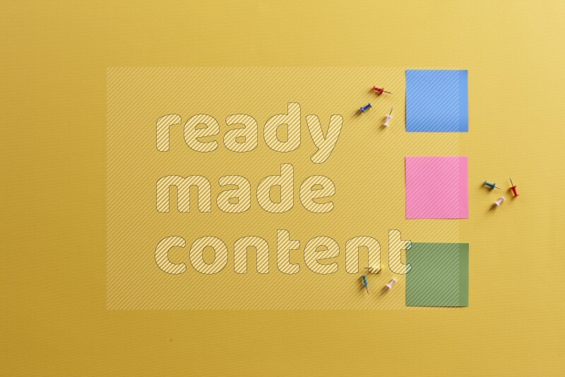 ورق ملاحظات متعدد الألوان مع مستلزمات مدرسية على خلفية صفراء