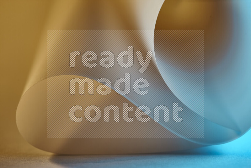 فن تجريدي يعرض منحنيات وتدرجات اللون الأزرق والذهبي مكونه بضوء ملون