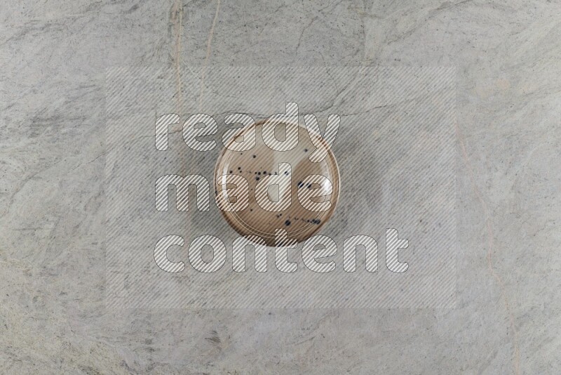 وعاء فخاري متعدد الألوان على خلفية من الرخام الرمادي