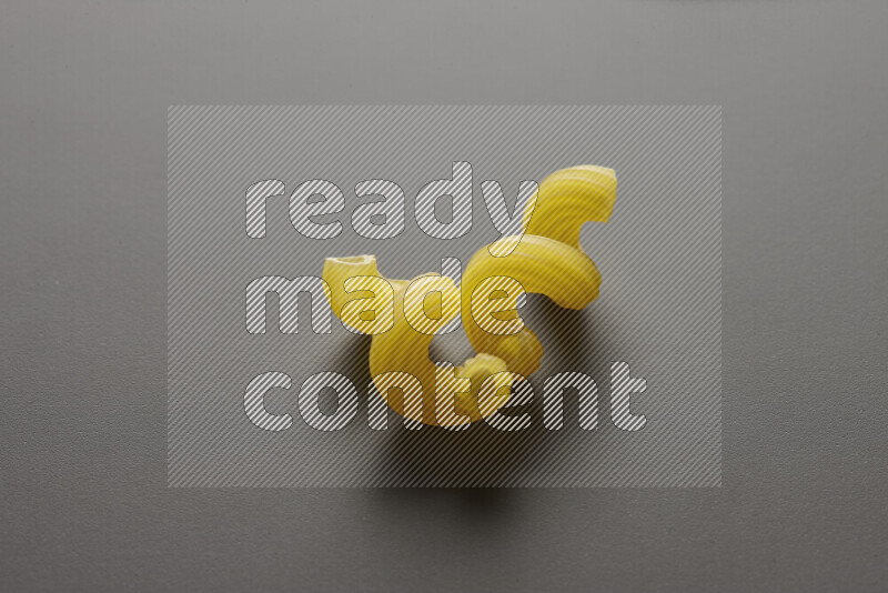 معكرونة تويست علي خلفية رمادية