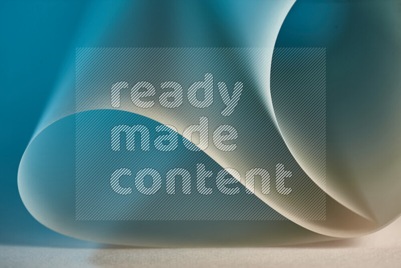 فن تجريدي يعرض منحنيات وتدرجات اللون الأزرق والذهبي مكونه بضوء ملون