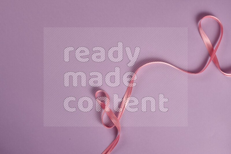 مجموعة من أدوات الخياطة والتفصيل زهرية وأرجوانية اللون على خلفية أرجوانية