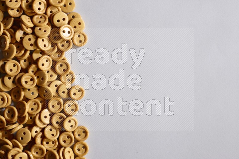 أزرار خشبية موضوعة علي خلفية رمادية