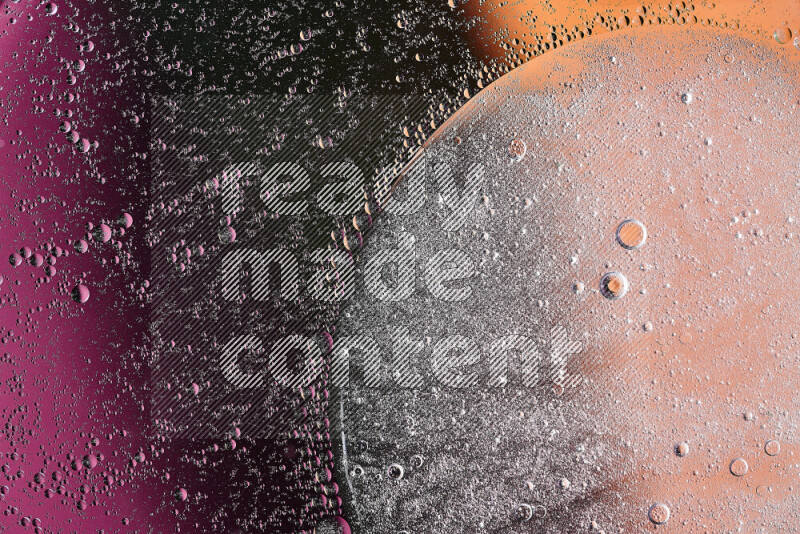 لقطات مقربة لفقاعات من الزيت على سطح الماء باللون الأسود والبرتقالي والوردي