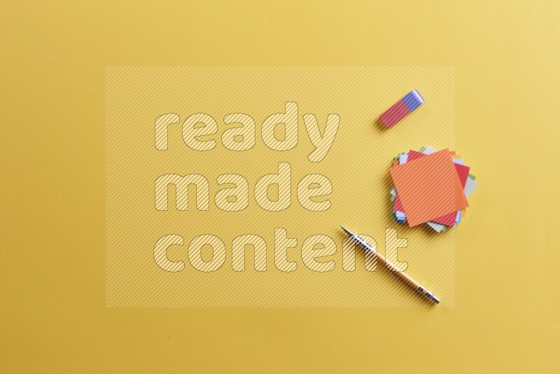 ورق ملاحظات متعدد الألوان مع مستلزمات مدرسية على خلفية صفراء