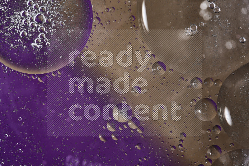 لقطات مقربة لفقاعات من الزيت على سطح الماء باللون الأرجواني والبني