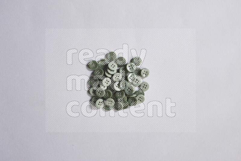 أزرار خضراء موضوعة علي خلفية رمادية