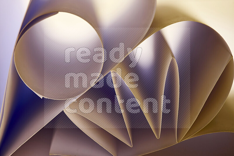 عرض فني لطيات الورق تخلق مزيج من الأشكال الهندسية، مضاءة بإضاءة ناعمة بدرجات دافئة