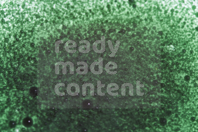 لقطات مقربة لقطرات ألوان مائية خضراء على سطح الزيت على خلفية بيضاء