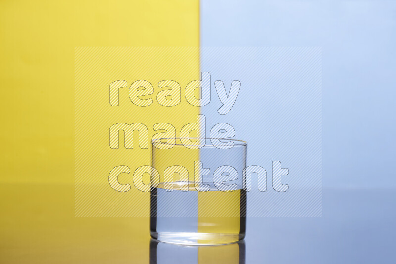 تظهر الصورة أواني زجاجية ممتلئة بالماء موضوعة على خلفية من اللونين الأصفر والأزرق الفاتح