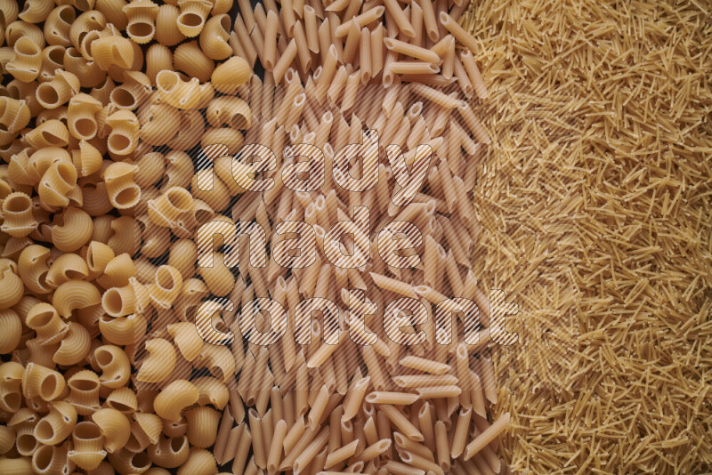 3 انواع معكرونة علي الخلفية كاملة