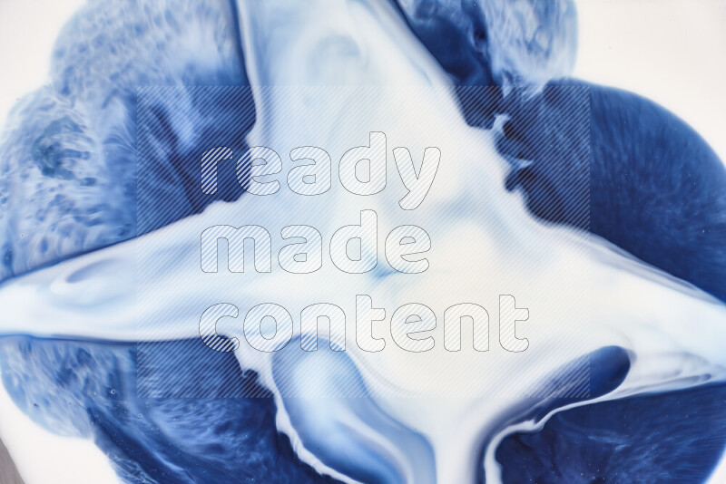 لقطة مقربة لأنماط دوامية باللون الأزرق والأبيض