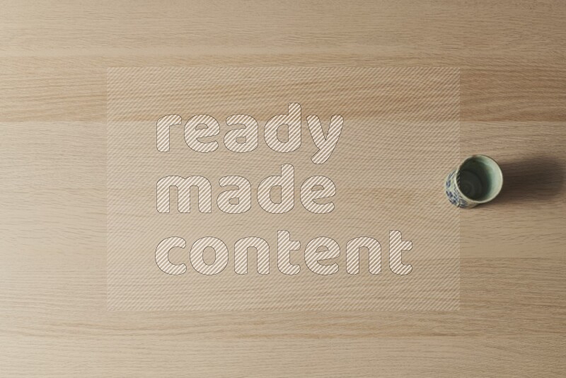 كأس فخاري على خلفية خشبية فاتحة