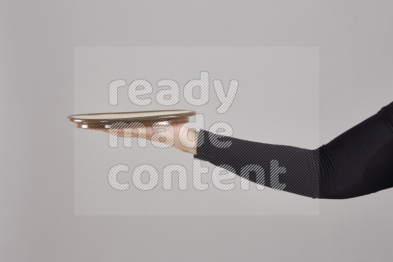 امرأة ترتدي عباءة سوداء تحمل أدوات فخارية مختلفة في أوضاع متعددة