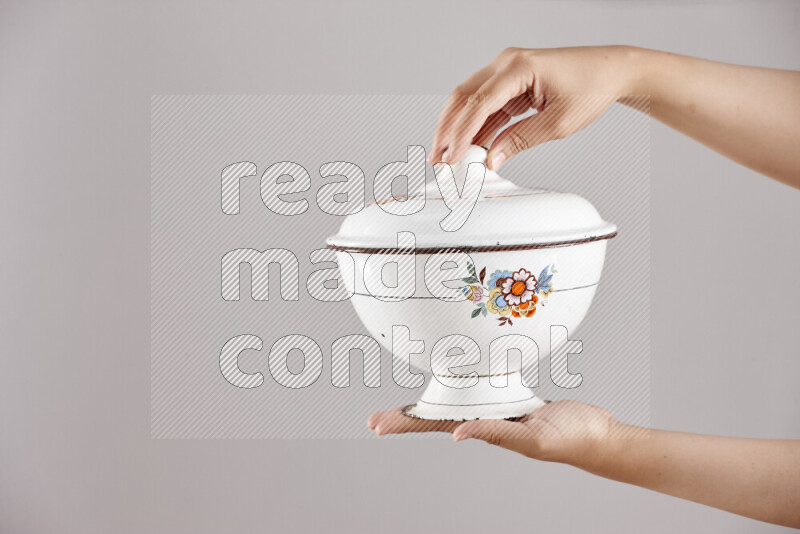 امرأة تحمل بيديها أدوات معدنية مختلفة في أوضاع متعددة