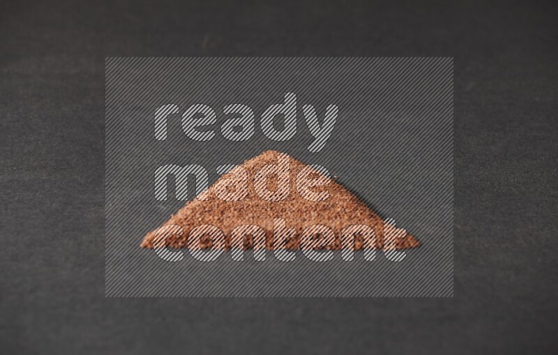 بذور حب الرشاد علي شكل مثلث علي خلفية سوداء