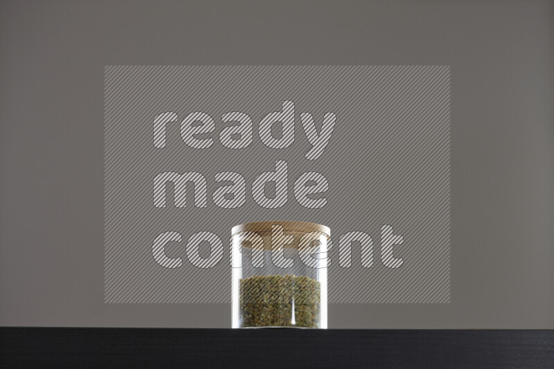 فريك في وعاء زجاجي على خلفية سوداء