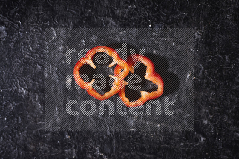 شرائح الفلفل الأحمر على خلفية سوداء