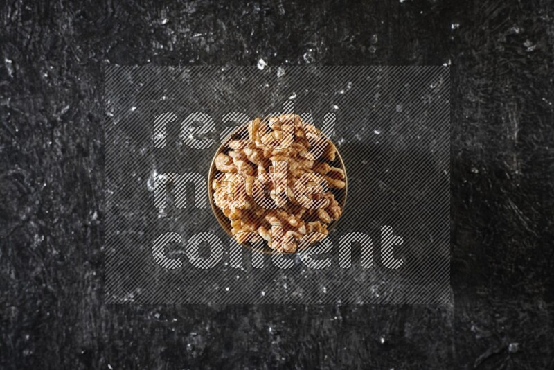 مكسرات في وعاء معدني علي خلفية سوداء