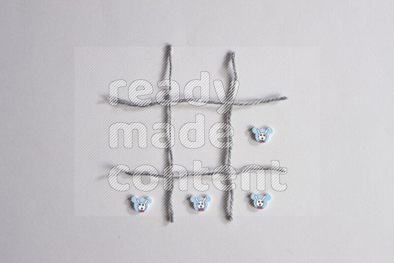 أزرار متعددة اﻷلوان موضوعة علي خلفية رمادية