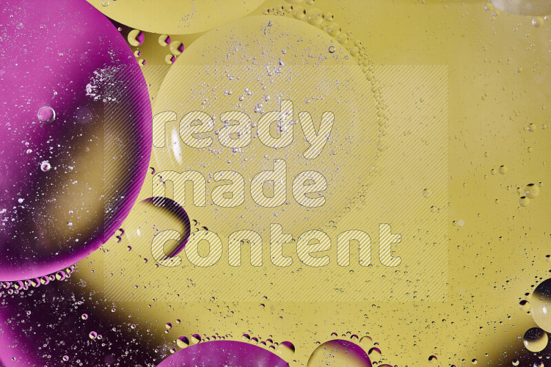 لقطات مقربة لفقاعات من الزيت على سطح الماء باللون الأصفر والوردي