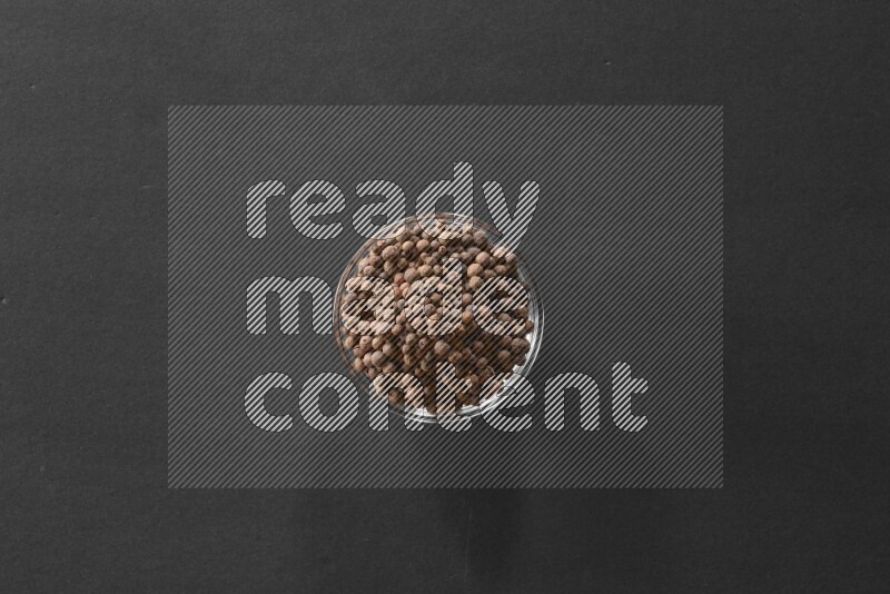 بهار الحلو في وعاء زجاجي علي خلفية سوداء