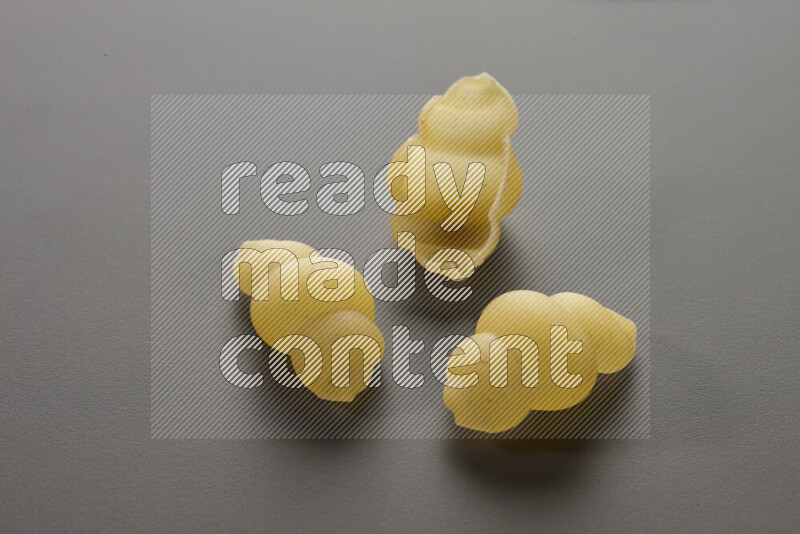 معكرونة قواقع علي خلفية رمادية