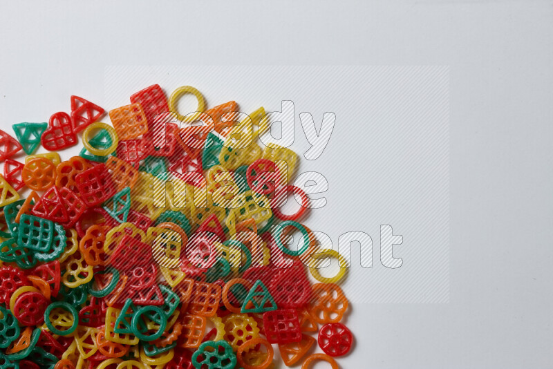 تسالي علي خلفية بيضاء