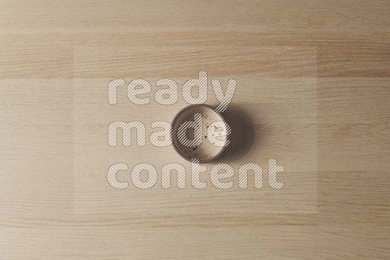 وعاء فرن فخاري متعدد الألوان علي خلفية خشبية فاتحة