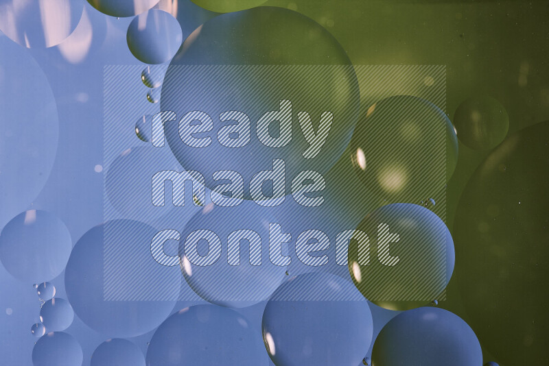 لقطات مقربة لفقاعات من الزيت على سطح الماء باللون الأزرق والأخضر