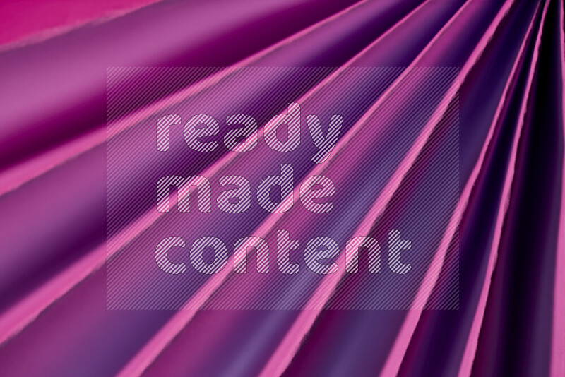 صورة تقدم نمط تجريدي ورقي من الخطوط المائلة بدرجات اللون الارجواني