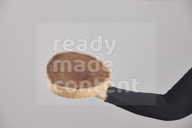 امرأة ترتدي عباءة سوداء تحمل أدوات خشبية مختلفة في أوضاع متعددة