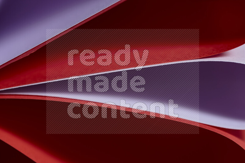 فن تجريدي يعرض المنحنيات المرتبة للأوراق باللون الارجواني والأحمر