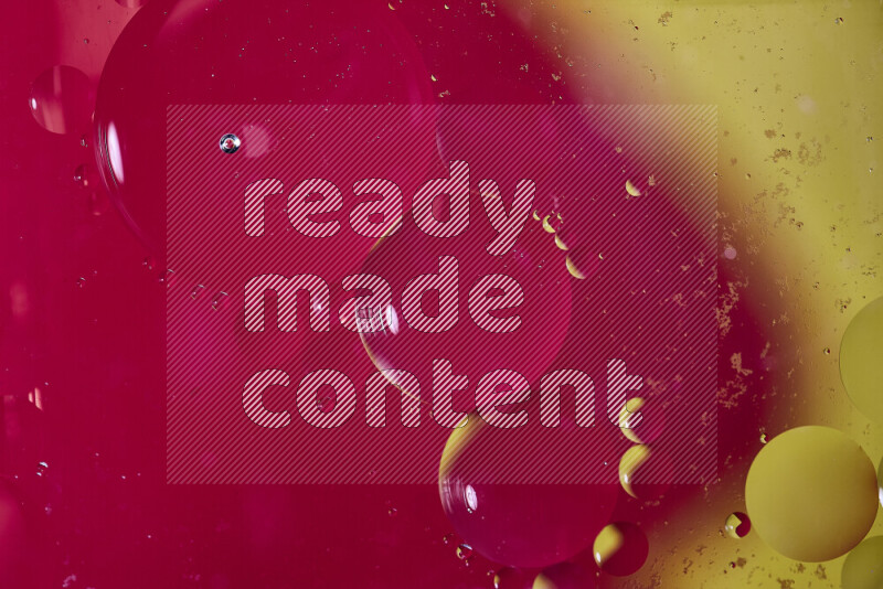 لقطات مقربة لفقاعات من الزيت على سطح الماء باللون الأحمر والأصفر