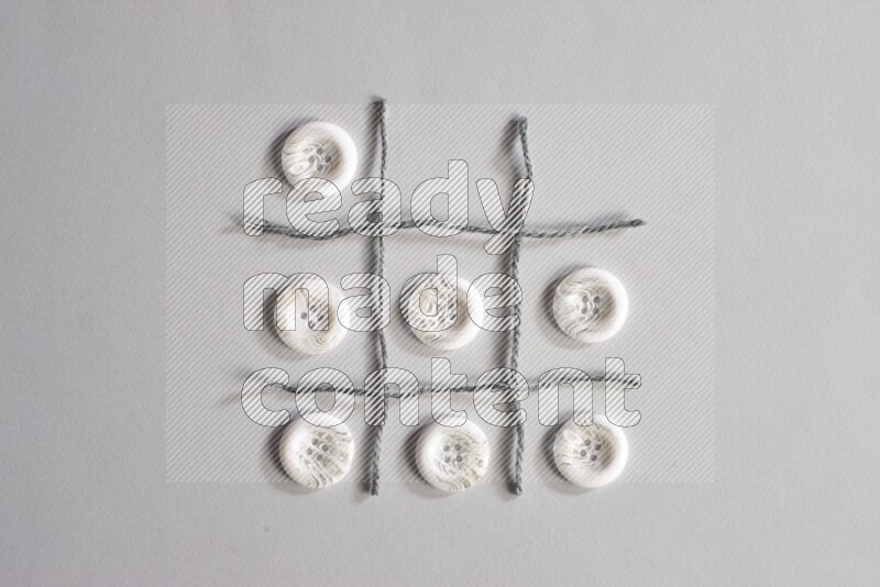 أزرار بيضاء موضوعة علي خلفية رمادية